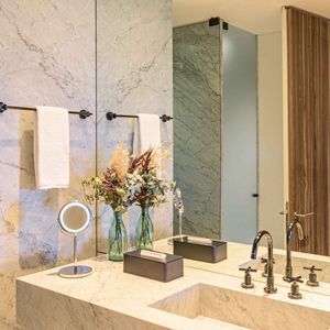 Luxo nos mínimos detalhes! Além das suítes elegantes, o banheiro da vila é todo revestido em mármore.