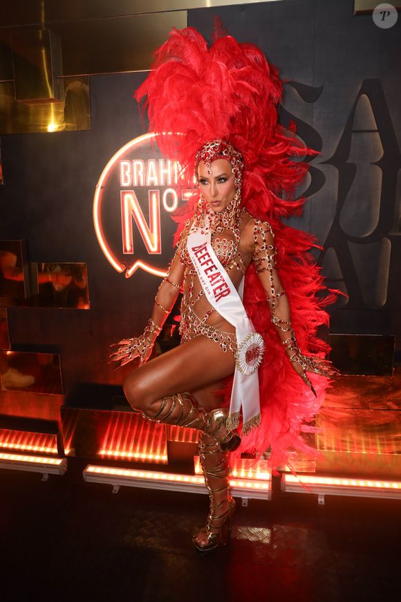 Desfile das Campeãs 2025: fazendo publi com seu look, Sabrina Sato ousou com muitas pedrarias e exibiu seu corpão