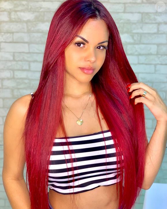 Gabily, de 'A Fazenda 17', apostou no vermelho cereja na mudança de visual