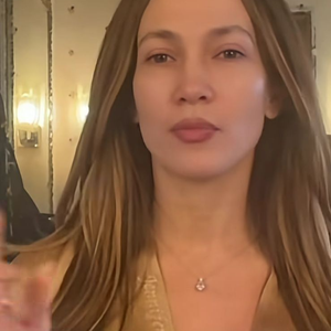 Aos 56 anos, Jennifer Lopez surgiu sem maquiagem para mostrar a pele ao natural e apresentar uma novidade da JLo Beauty