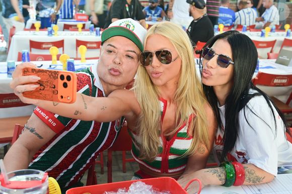 Virgínia Fonseca e David Brazil fizeram selfie antes do início da apuração das notas do Carnaval 2026 do Grupo Especial do Rio