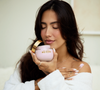 Gabi Brandt revelou que o segredo para permanecer cheirosa o dia inteiro está longe de ser apenas o perfume. 'Hoje eu gosto de criar um ritual mesmo: hidratar bem a pele, usar produtos com a mesma família olfativa e reaplicar ao longo do dia em pontos estratégicos', contou a influenciadora durante campanha de lançamento da linha Nativa SPA Ameixa e Ameixa Negra, de O Boticário