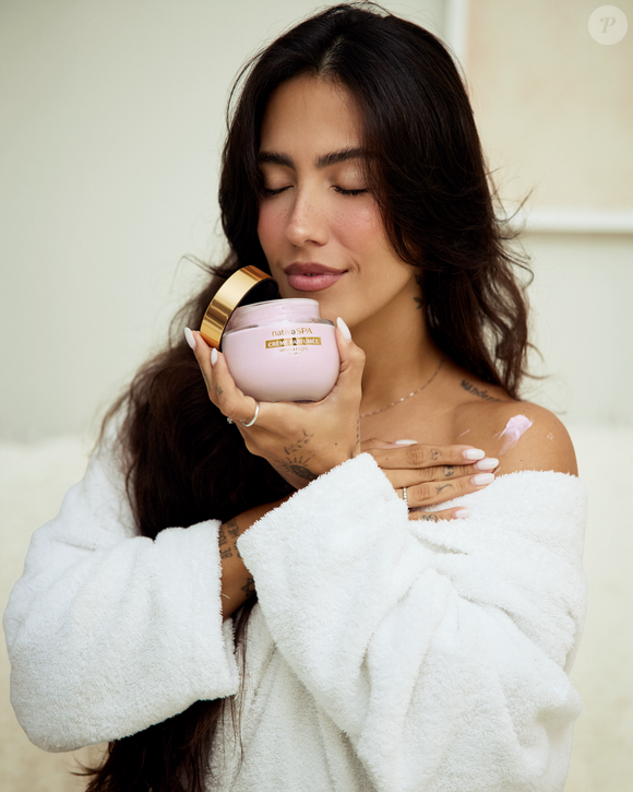 Gabi Brandt revelou que o segredo para permanecer cheirosa o dia inteiro está longe de ser apenas o perfume. 'Hoje eu gosto de criar um ritual mesmo: hidratar bem a pele, usar produtos com a mesma família olfativa e reaplicar ao longo do dia em pontos estratégicos', contou a influenciadora durante campanha de lançamento da linha Nativa SPA Ameixa e Ameixa Negra, de O Boticário