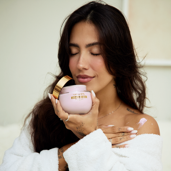 Gabi Brandt revelou que o segredo para permanecer cheirosa o dia inteiro está longe de ser apenas o perfume. 'Hoje eu gosto de criar um ritual mesmo: hidratar bem a pele, usar produtos com a mesma família olfativa e reaplicar ao longo do dia em pontos estratégicos', contou a influenciadora durante campanha de lançamento da linha Nativa SPA Ameixa e Ameixa Negra, de O Boticário
