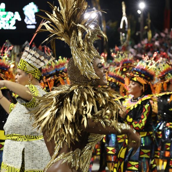 Erika Januza com fantasia de Carcará durante o desfile na Marquês de Sapucaí em 2025.