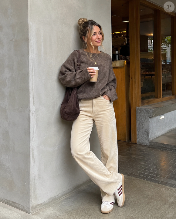 A volta da calça de veludo cotelê promete dominar os looks do inverno de 2026, e o adidas Samba OG surge como o complemento ideal para quem busca um visual elegante, confortável e cheio de personalidade