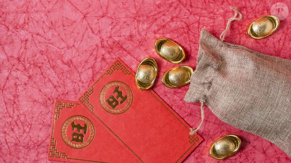 A astrologia oriental tem várias crenças sobre como atrair prosperidade e coisas positivas neste novo ano. Uma delas é colocar nove moedas em um envelope vermelho com alguns grãos de arroz.