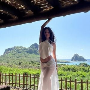 Sem bordados ou aplicações, o vestido conta com um véu de tule e acabamento em renda