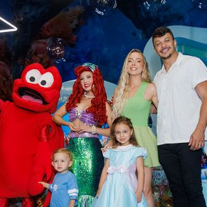 Os influenciadores Tata Estaniecki e Júlio Cocielo junto com os filhos.