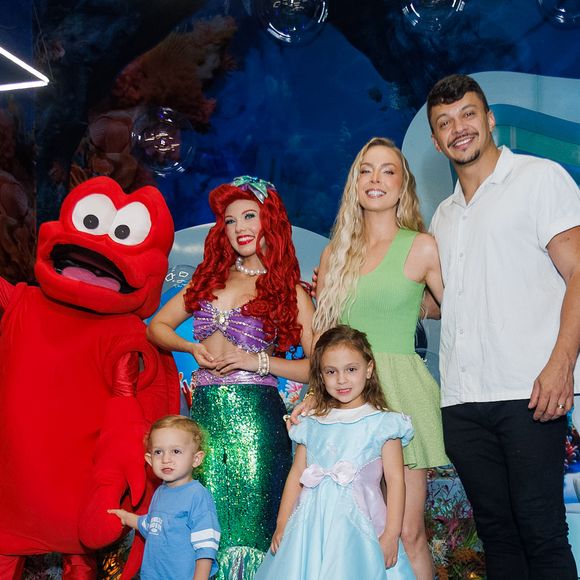 Os influenciadores Tata Estaniecki e Júlio Cocielo junto com os filhos.