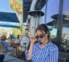 Isabelle Drummond apostou em um look confortável e sofisticado durante sua viagem pelos Estados Unidos, combinando a blusa de inspiração clássica com uma carteira que acrescenta um toque de luxo à produção