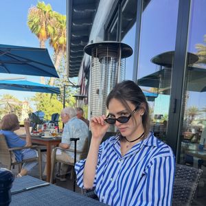 Isabelle Drummond apostou em um look confortável e sofisticado durante sua viagem pelos Estados Unidos, combinando a blusa de inspiração clássica com uma carteira que acrescenta um toque de luxo à produção