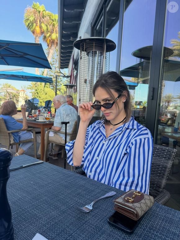 Isabelle Drummond apostou em um look confortável e sofisticado durante sua viagem pelos Estados Unidos, combinando a blusa de inspiração clássica com uma carteira que acrescenta um toque de luxo à produção