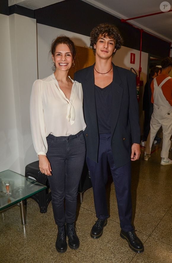 Pedro Waddington, filho de Helena Ranaldi e Ricardo Waddington, em foto de 2023 com a mãe