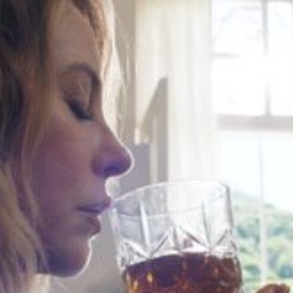 Na novela 'Vale Tudo', o termo alcoolista é usado para se referir à Heleninha Roitman.