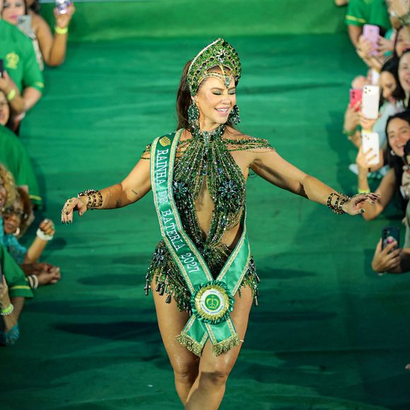 "Ela é a melhor do mundo" e "A rainha de ramos com uma verdadeira rainha, que felicidade minha escola. A comunidade de Ramos já te abraça, Paolla", comentaram fãs na web