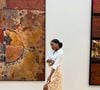 Sandálias rasteiras douradas criam produções mais elegantes e sofisticadas, além de poderem ser usadas o dia inteiro, evitando dores nos pés
