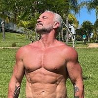 Nem jejum, nem dieta cetogênica: aos 59 anos, Mateus Carrieri tem como segredo do corpo definido a alimentação simples e pão com ovo no café da manhã
