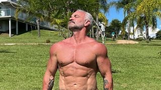 Nem jejum, nem dieta cetogênica: aos 59 anos, Mateus Carrieri tem como segredo do corpo definido a alimentação simples e pão com ovo no café da manhã