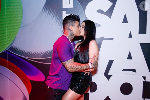Beijos no carnaval 2025: casal Emily Garcia, do BBB, e Victor Igoh em camarote de Salvador