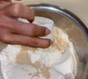 Para começar a receita, misture bem o mix de farinhas com o fermento