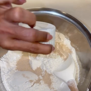 Para começar a receita, misture bem o mix de farinhas com o fermento