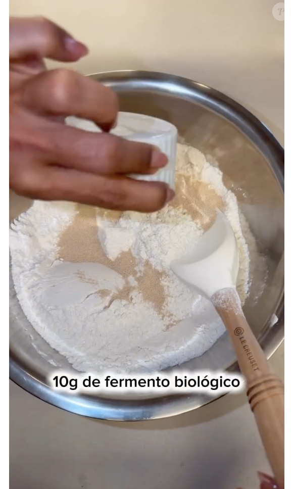 Para começar a receita, misture bem o mix de farinhas com o fermento