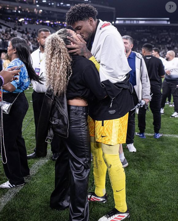 Hugo Souza e a influenciadora Rauany deram um beijo dentro de campo, após o jogo.