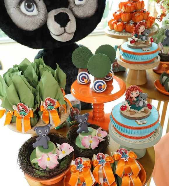 Docinhos temáticos em verde reforçaram a paleta de cores inspirada no universo de 'Valente'