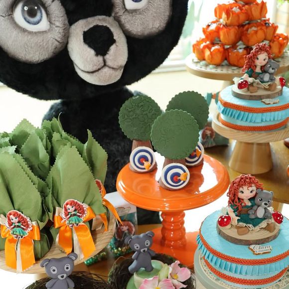 Docinhos temáticos em verde reforçaram a paleta de cores inspirada no universo de 'Valente'