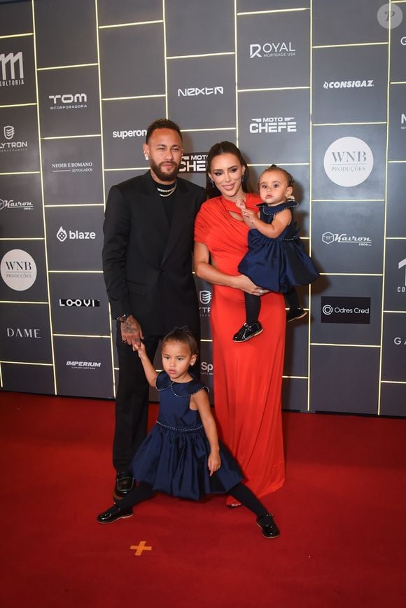 Neymar e Bruna Biancardi, grávida da terceira filha do casal, chegam ao leilão beneficente do Instituto Projeto Neymar Jr. acompanhados das filhas Mavie e Mel, em São Paulo