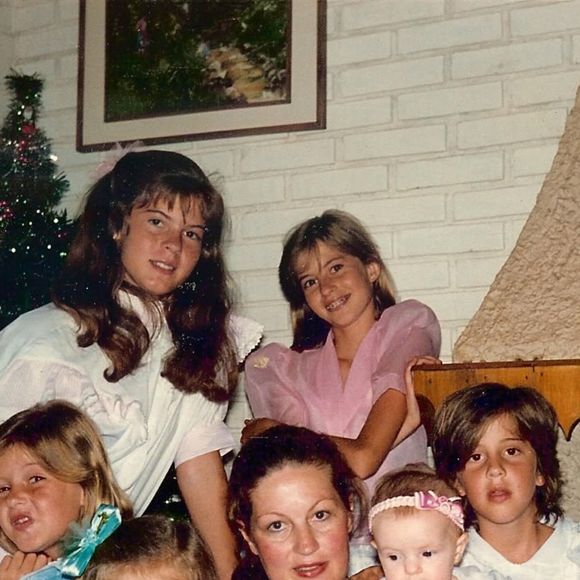 Gisele Bündchen citou aprendizado com a maternidade; mãe de 3, modelo aparece em foto rara com a família e quando era criança