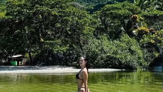 Parece o Caribe ou as Maldivas, mas é a piscina natural mais cristalina do Rio de Janeiro; dá para chegar em poucas horas e é o destino perfeito para o verão