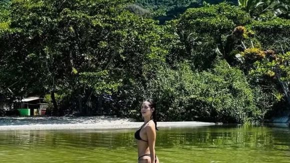 Parece o Caribe ou as Maldivas, mas é a piscina natural mais cristalina do Rio de Janeiro; dá para chegar em poucas horas e é o destino perfeito para o verão