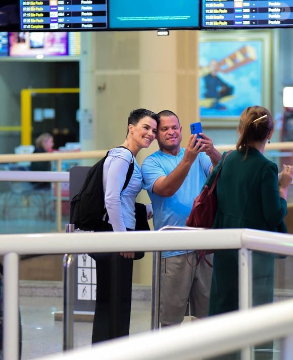 Ana Paula Arósio embarcou no Aeroporto Santos Dumont, no Rio de Janeiro, e, simpática, atendeu fãs e paparazzi no local