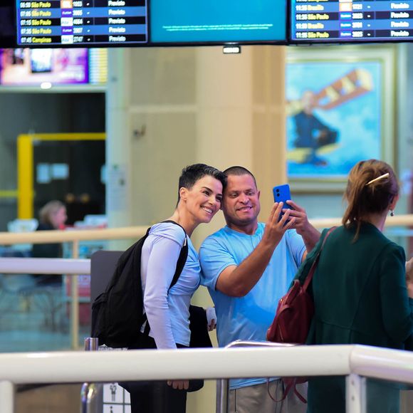 Ana Paula Arósio embarcou no Aeroporto Santos Dumont, no Rio de Janeiro, e, simpática, atendeu fãs e paparazzi no local
