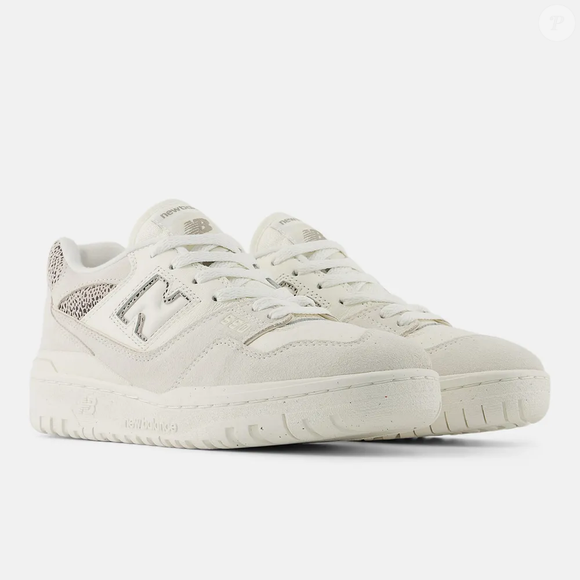 Vendida por R$ 599,99 até o fechamento da matéria, a versão feminina do New Balance 550 reforça seu status de desejo entre fashionistas maduras