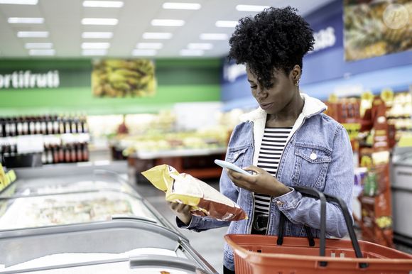 Evite ir às compras com fome: dessa forma, evita a compra de alimentos que são inflamatórios