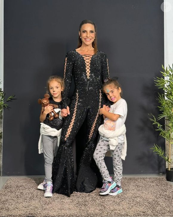 Ivete Sangalo também é mãe de Marina e Helena, de 7 anos