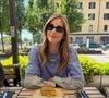 A sobreposição de camisa social listrada e camiseta azul no look de Chiara Ferragni cria uma produção interessante e pode servir de inspiração para combinar com o Vans