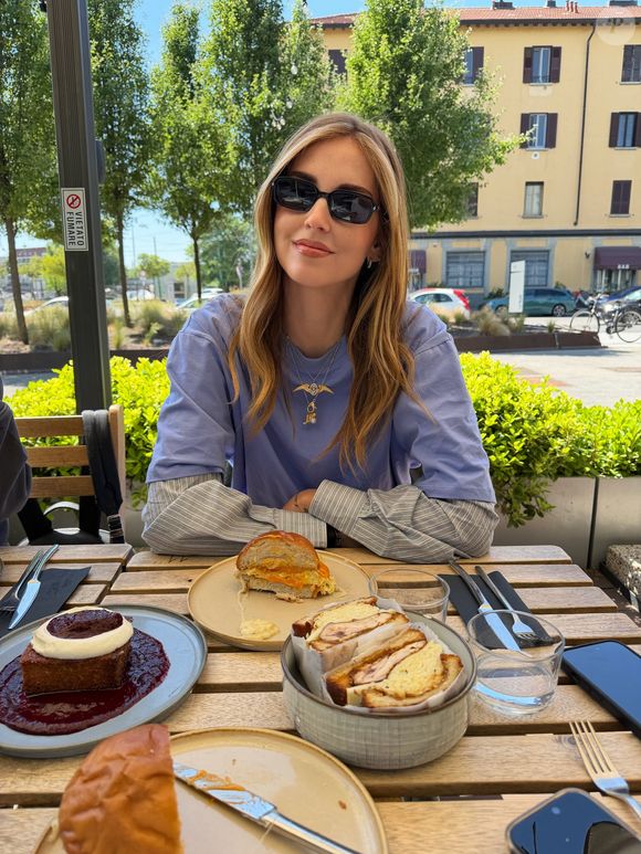 A sobreposição de camisa social listrada e camiseta azul no look de Chiara Ferragni cria uma produção interessante e pode servir de inspiração para combinar com o Vans