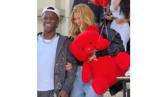 Para o pedido de namoro, Vini Jr. usou um look extravagante e super estiloso, como pediu o compromisso