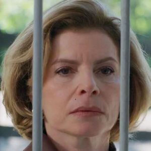 Nos próximos capítulos de 'Vale Tudo', Odete (Debora Bloch) descobre que Ana Clara (Samantha Jones) se casou com Leonardo (Guilherme Magon)