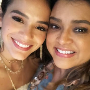 Em um texto emocionado, a atriz celebrou a amizade que cultivava com a cantora e agradeceu pelo legado de coragem, luz e generosidade deixado por ela.