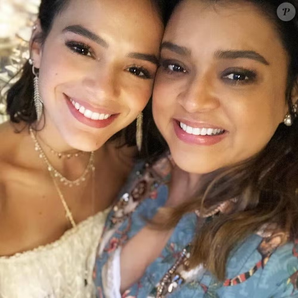 Em um texto emocionado, a atriz celebrou a amizade que cultivava com a cantora e agradeceu pelo legado de coragem, luz e generosidade deixado por ela.