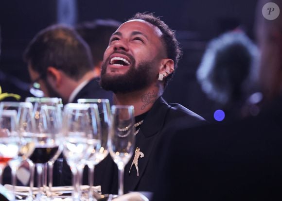 Anfitrião da noite, Neymar aposta em visual de alfaiataria preta e acessórios de luxo para o leilão beneficente do Instituto Projeto Neymar Jr.