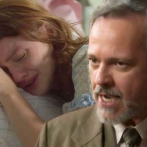 Em 'Garota do Momento', Celeste (Debora Ozório) sente cólicas e sangramento, o que comprometem sua gravidez. Já Raimundo (Danton Mello) desconta sua fúria no genro, Edu (Caio Manhente)