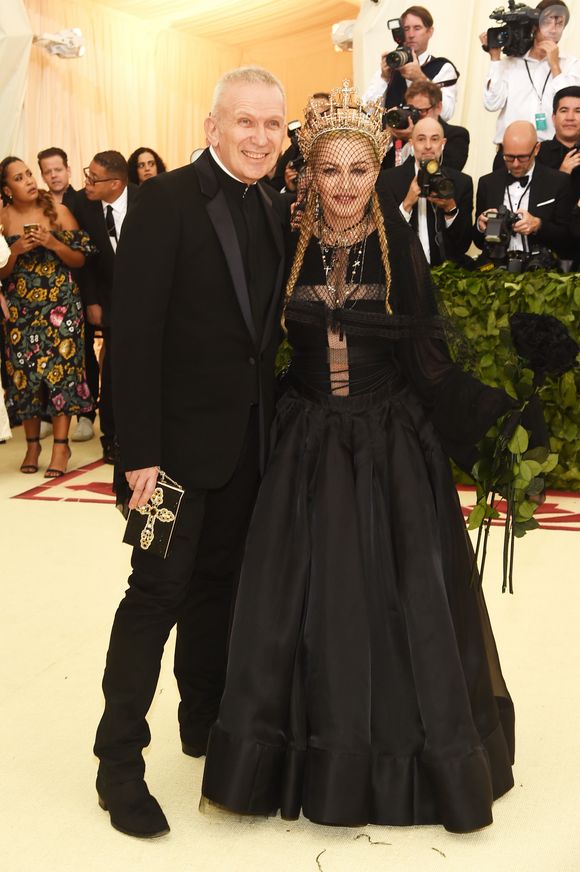 Madonna foi acompanhada por Jean Paul Gaultier no Met Gala 2018. O estilista foi responsável pelo look da cantora