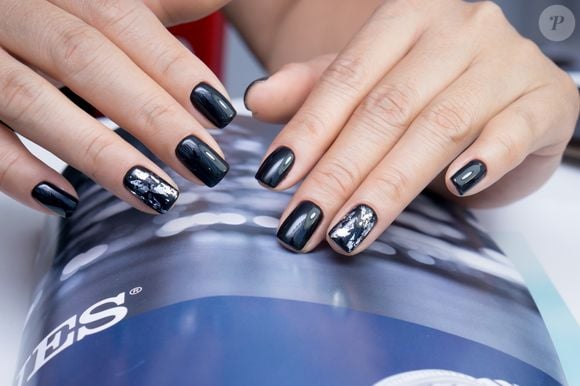 Preto e brilho: essa dupla nas unhas decoradas é perfeita para mulheres vaidosas