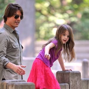 Segundo informações do Page Six, Suri já utilizava publicamente o sobrenome Noelle desde a formatura na LaGuardia High School, em 2024, antes mesmo da descoberta da alteração oficial de seu nome
